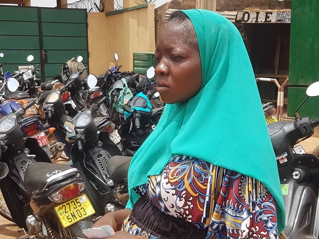 Burkina / Petits métiers : Claire Tapsoba, l’aide-ménagère devenue gérante de parking d’engins à deux roues 