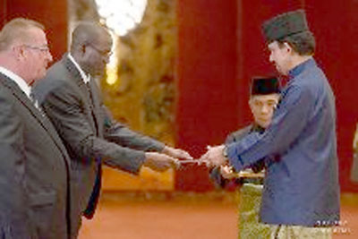 L’Ambassadeur Mansa Ountana a présenté ses lettres de créance au Sultan de Brunei 
