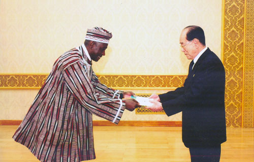 L’Ambassadeur Idriss Raoua Ouédraogo présente ses lettres de créance en Corée