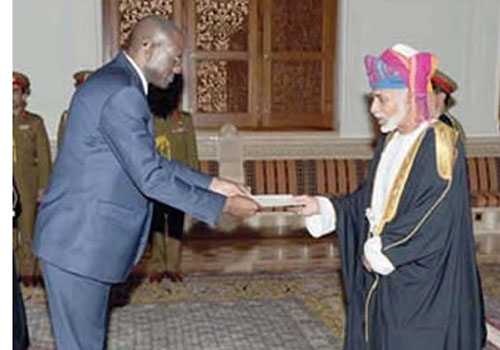 L’Ambassadeur Mansa Ountana a présenté ses lettres de créance au Sultan d’Oman