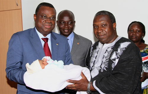  Des émissaires du Président du Faso rendent visite au premier bébé né à l’Hôpital National Blaise COMPAORE