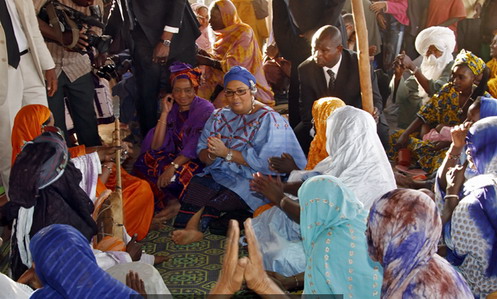 Réfugiés maliens du camp de Sagnioniogo : Les Premières dames du Mali et du Burkina apportent leur soutien