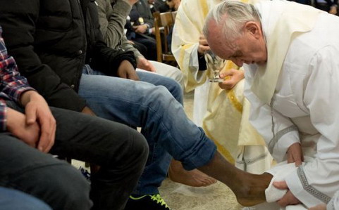 Pâques : Le pape François lave les pieds de douze détenus, dont deux filles