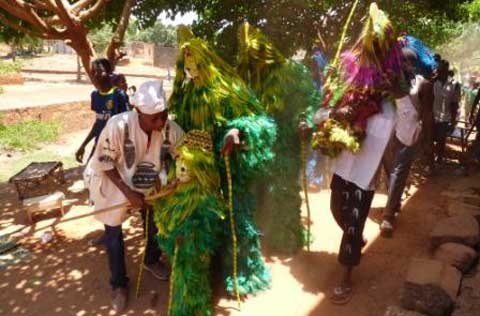 Grandes funérailles de Dioulasso-bâ : Les masques, les enfants et bien sûr, le « dolo »…