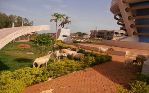 Bobo-Dioulasso : Il conduit ces animaux dans le monument du cinquantenaire