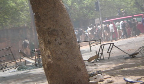 Grève des élèves : Des tables-bancs partent en fumée devant le lycée Zinda Kaboré 