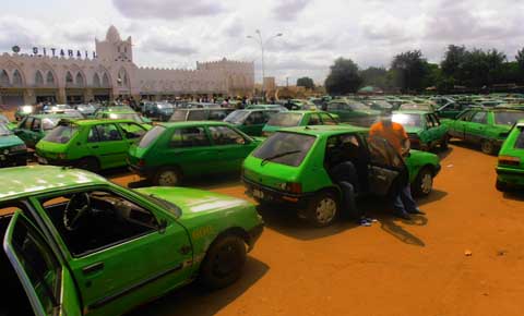 Bobo-Dioulasso : Après l’opposition, les taximen occupent la place  Tiéfo Amoro