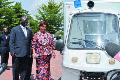 Evacuation des malades des zones rurales : La première Dame offre 12 motos-ambulances