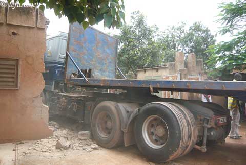 Conduit par un jeune sans permis, un camion démolit une habitation à Tampuy