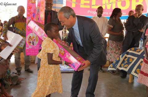 Noël 2013 : L’ONATEL apporte le sourire aux pensionnaires de SOS village d’enfants