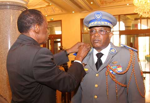 Le Président du Faso remet des épaulettes à deux généraux de l’armée burkinabè