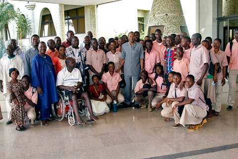Des jeunes en visite au palais présidentiel échangent avec Blaise Compaoré
