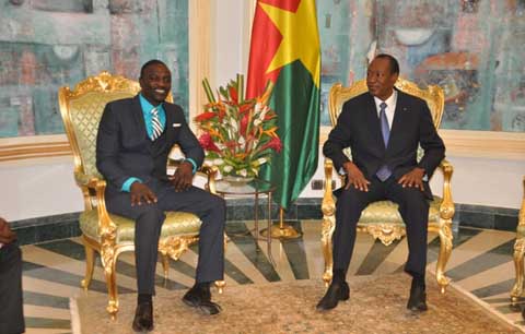 Electrification rurale : Akon en parle avec le président Blaise Compaoré
