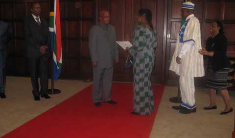 Burkina Faso- Afrique du Sud : L’Ambassadeur Salamata Sawadogo a présenté ses lettres de créance au Président Jacob ZUMA.