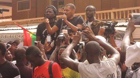 Le balai citoyen devant le siège de la SONABEL Ouaga : « Nous sommes venus exprimer notre colère »