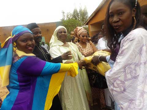 Solidarité africaine : La communauté sénégalaise du Burkina offre des vivres à l’A.P.E.E