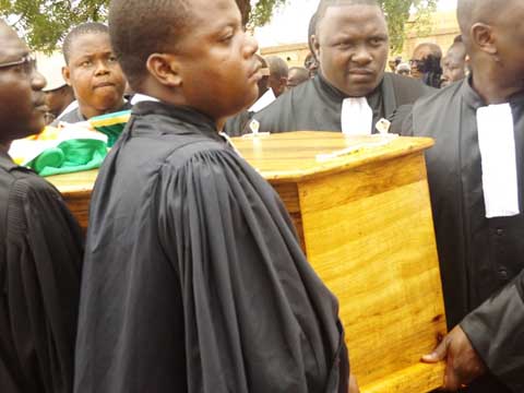 Inhumation du juge Nébié : un mouvement de protestation a accompagné le cortège funèbre