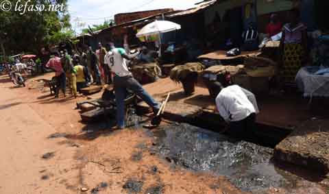 Bourrage de caniveaux à Ouaga : Quand le citoyen « fabrique » ses problèmes