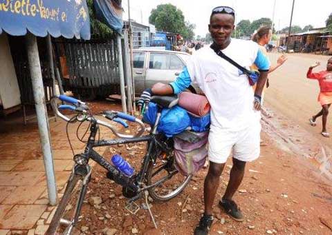 Solidarité internationale : A vélo, Carlos Bassouvi rallie Cotonou à la France pour récolter des fonds