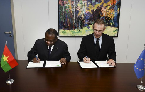  Burkina Faso-Union européenne : Le ministre Bembamba signe avec le commissaire Piebalgs le 11e FED d’un montant de 408 milliards de FCFA