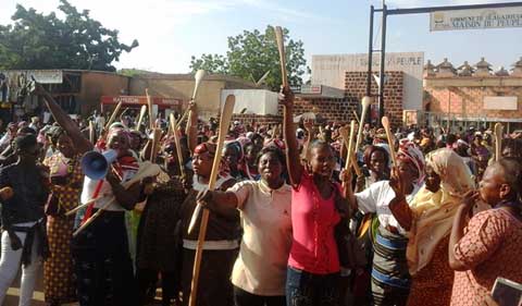 Manifestation contre la modification de l’article 37 : « Armées » de spatules, les femmes marchent malgré l’interdiction de Marin Ilbouso
