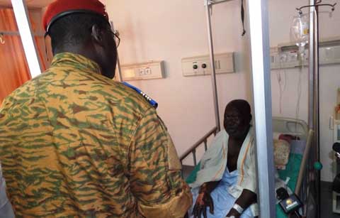 Armée nationale : le lieutenant-colonel Yacouba Isaac Zida au chevet des blessés