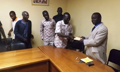 Visite de l’Association des Elèves et étudiants Musulmans au Burkina aux patients des évènements de 30 et 31 octobre 2014