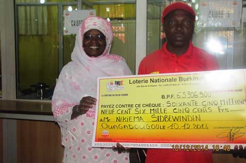 Loterie nationale Burkinabè : Deux gagnants reçoivent leurs chèques