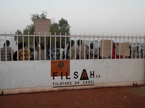 Manifestation à la Filature du Sahel : Travailleurs et émissaires du Premier ministre discutent