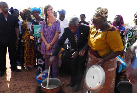 Corps de la Paix américain : Tulinabo Salama Mushingi  a rendu visite des volontaires  à Guena et à Banflagoue  
