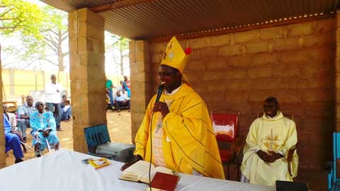 Mgr Prosper KONTIEBO célèbre la Pâques avec les prisonniers.
