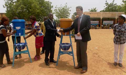 Prévention de la fièvre à virus Ebola : L’UNICEF remet  2500 lave-mains au MENA