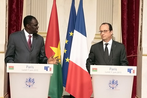François Hollande à Michel Kafando :  « Le Burkina Faso est un exemple par rapport à ce que des processus constitutionnels doivent être »