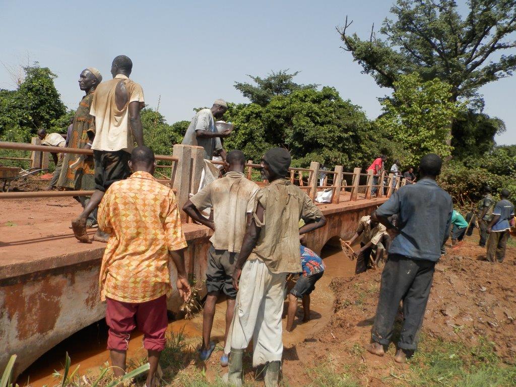 Bobo-Dioulasso : Le Comité local de l’eau désensable la rivière du Kou