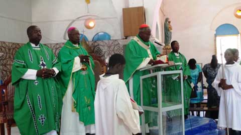 L’Eglise Famille de Dieu au Burkina prie pour le Pape.