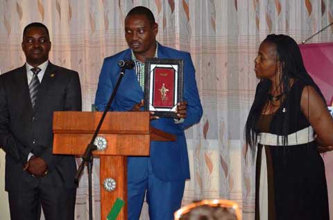 Toastmasters Ouaga Forum : Robert Sanhama lègue un « riche héritage » à Cécile Thiombiano. 