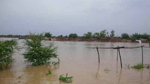 La grosse pluie qui s’est abattue sur Ouagadougou très tôt ce dimanche matin a provoqué des inondations dans certaines parties de la ville. A Bissighin, à la périphérie Nord de la capitale, on enregistre depuis le milieu de la matinée, l’effondrement de plusieurs habitations précaires. Nous y reviendrons.