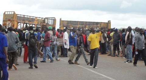 Mévente du sucre : Les travailleurs de la SN-SOSUCO barricadent la RN 7.