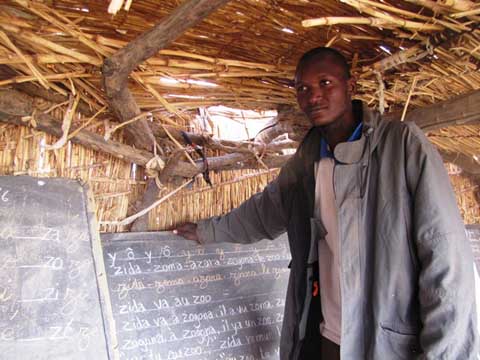 Daouda Guinko : Des Hauts-Bassins au Sahel, portrait d’un jeune enseignant sous paillotes 