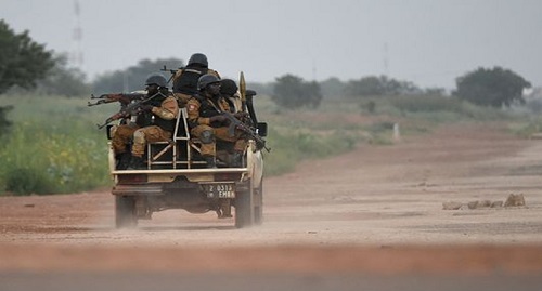 Un véhicule de l’armée burkinabè saute sur une mine dans le nord du pays 