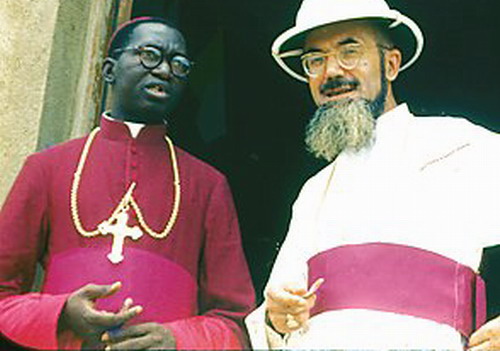 Mgr Dieudonné Yougbaré (le jour de son ordination en 1956) avec Mgr Socquet