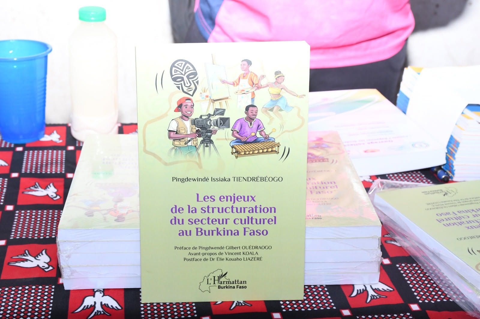 Burkina/Littérature : Dr Pingdewindé Issiaka Tiendrébéogo explore les enjeux de la structuration du secteur culturel au Burkina à travers un essai scientifique Burkina/Littérature : Dr Pingdewindé Issiaka Tiendrébéogo explore les enjeux de la structuration du secteur culturel au Burkina à travers un essai scientifique
